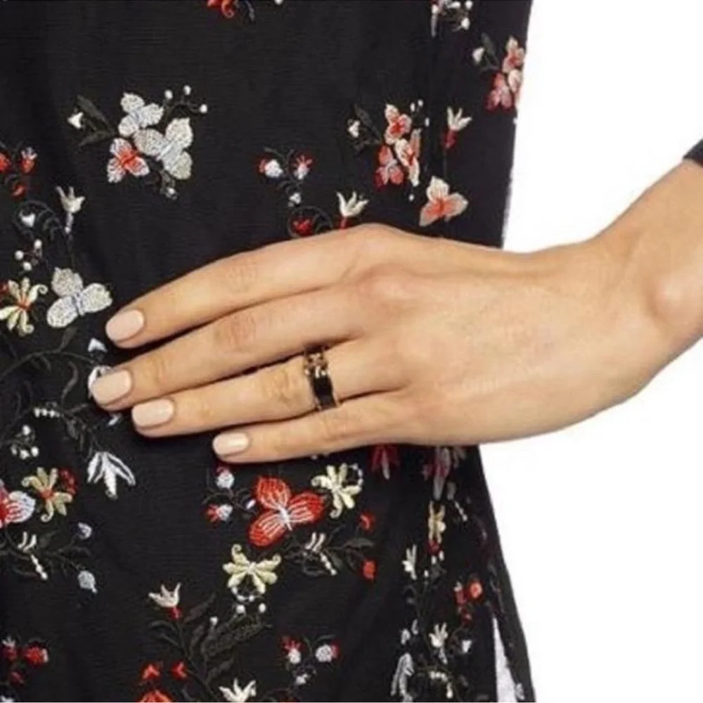 TORY BURCH • Green Kira Enamel Band Logo Ring - Picture 7 of 8